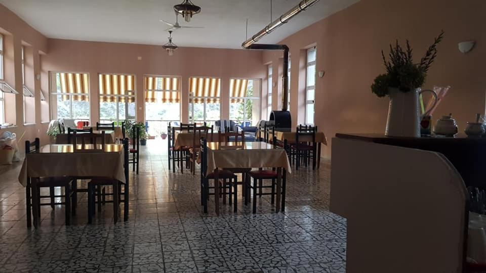 Agroturizem Hotel Vila Franceze Koman Exteriör bild