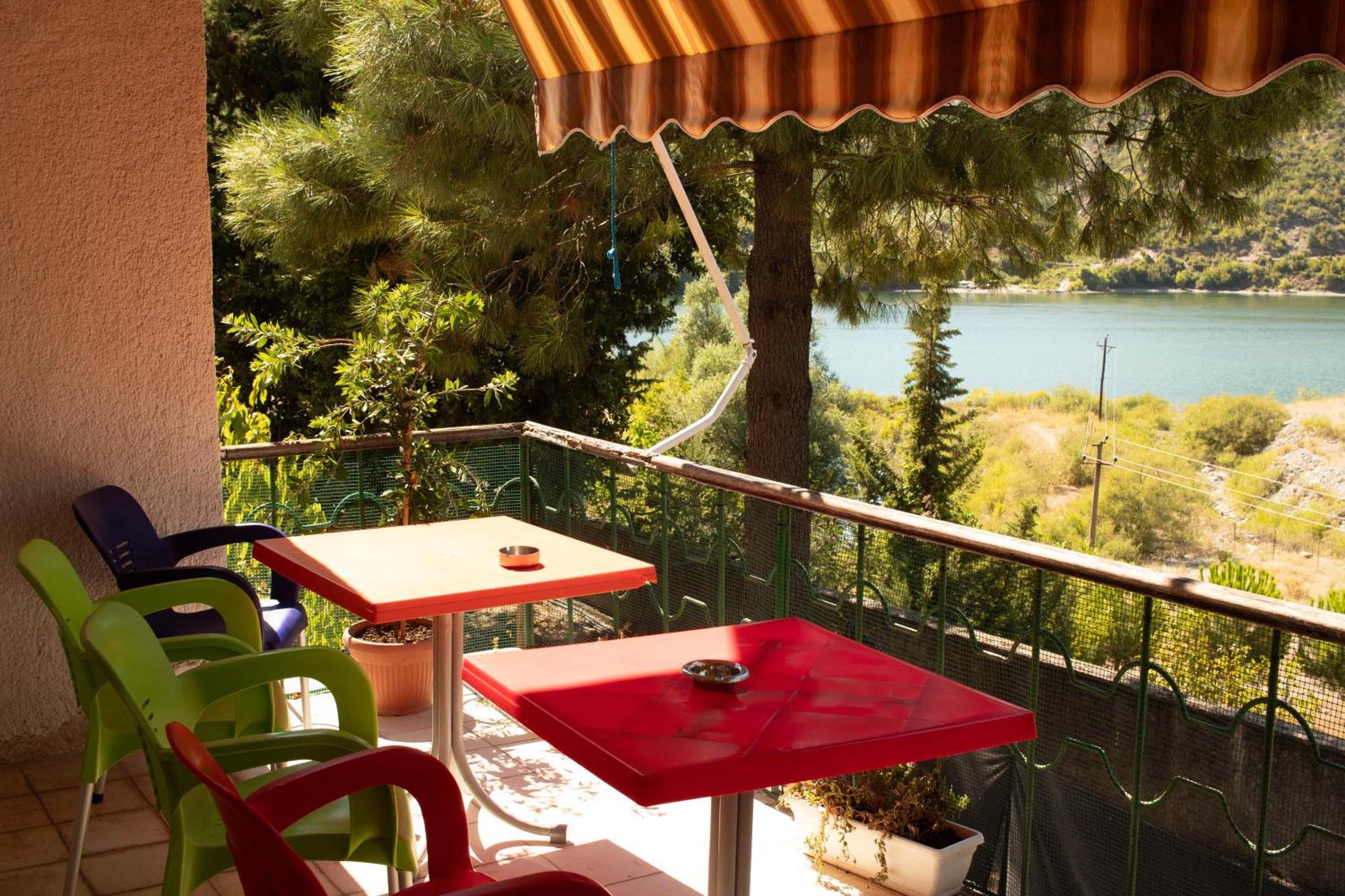 Agroturizem Hotel Vila Franceze Koman Exteriör bild